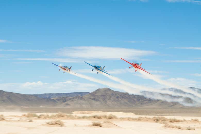 Realizando acrobacias en avión de combate