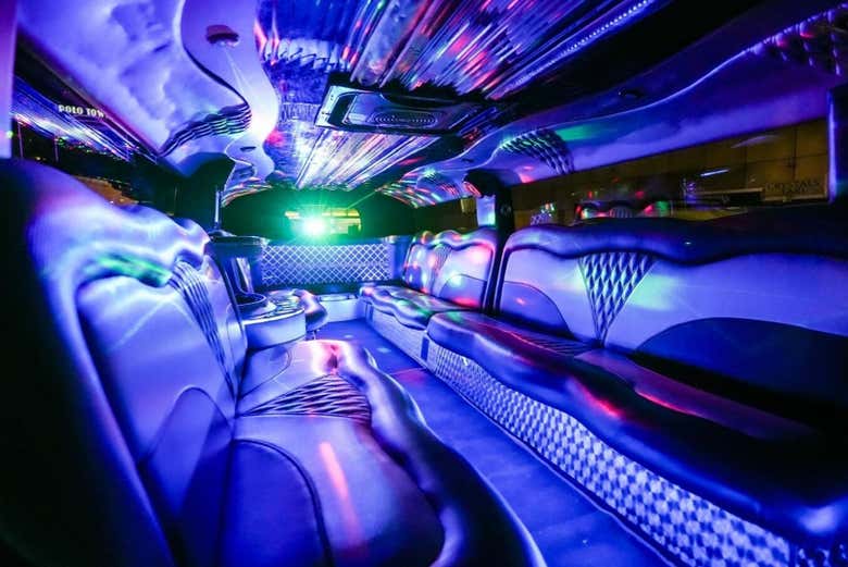 La limusina cuenta con cómodos asientos