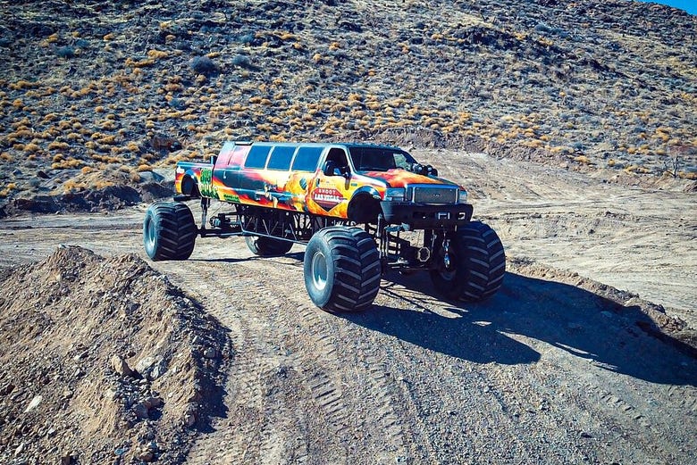 Pilotando un monster truck dans le désert de Las Vegas