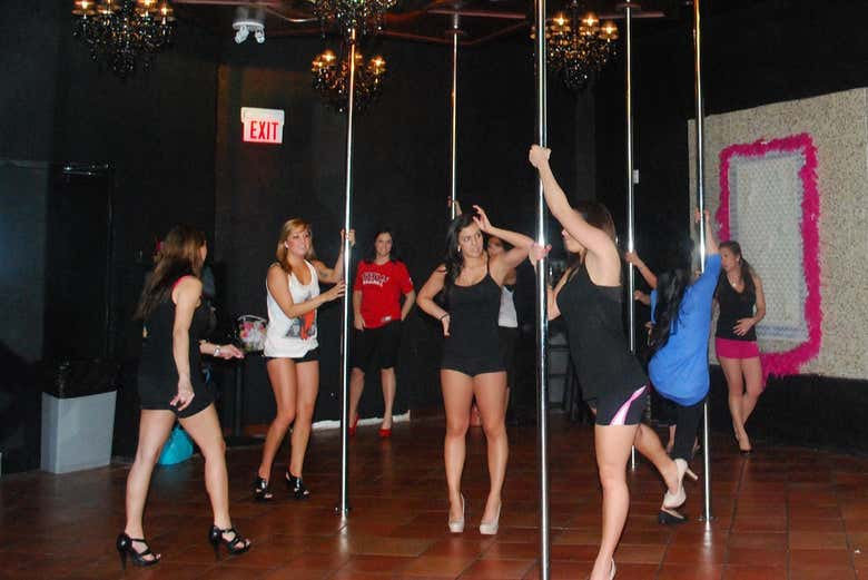 Durante la clase de pole dance en Stripper 101