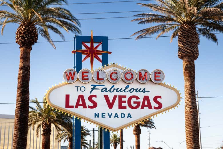 Fotografiaos frente al icónico cartel de bienvenido a Las Vegas