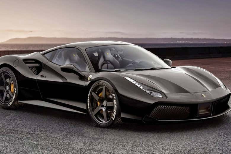 Un'auto di lusso per portare a termine la missione