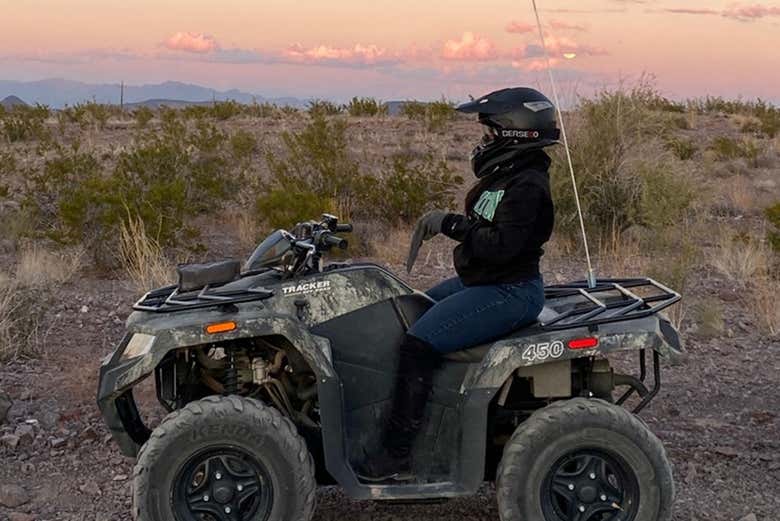 Contemplando o entardecer em um quadriciclo