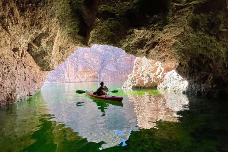 Kayak por la Cueva Esmeralda