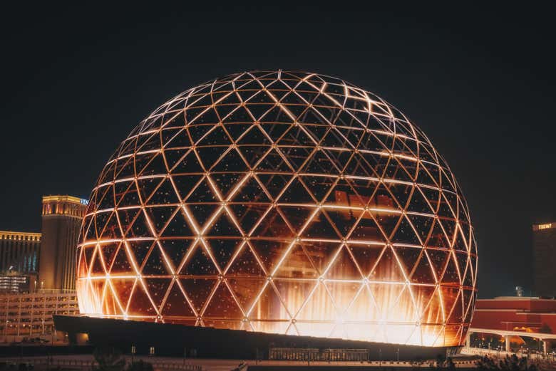 La cúpula Sphere iluminada