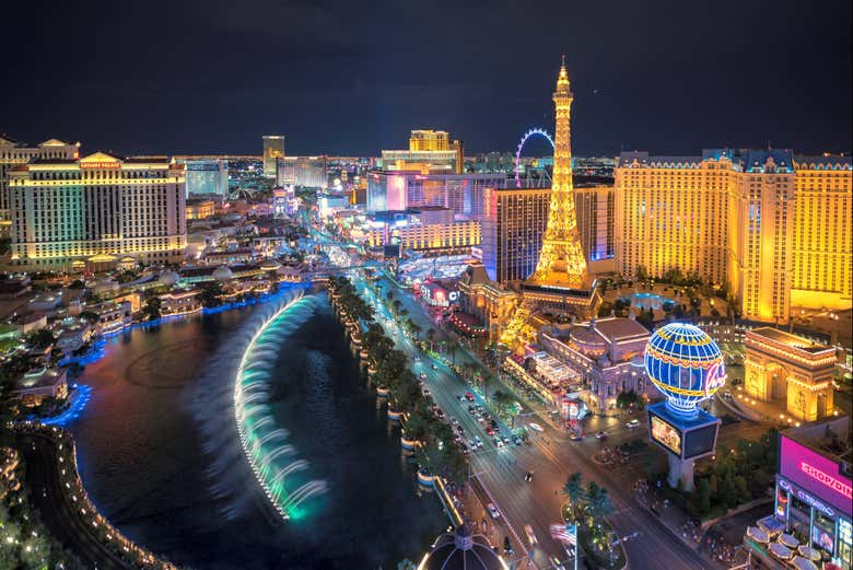 Cai a noite sobre o Paris Las Vegas Hotel & Casino
