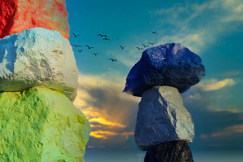 Uccelli che sorvolano le Seven Magic Mountains