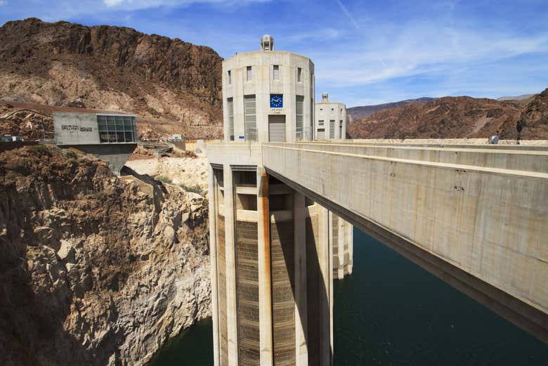 Due delle torri della diga di Hoover
