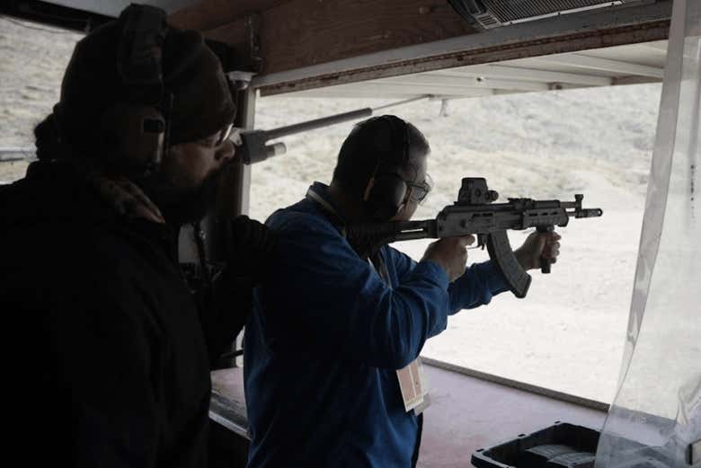 Tirez avec des armes à feu dans le désert du Nevada