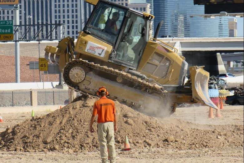 Il bulldozer sale un cumulo di sabbia