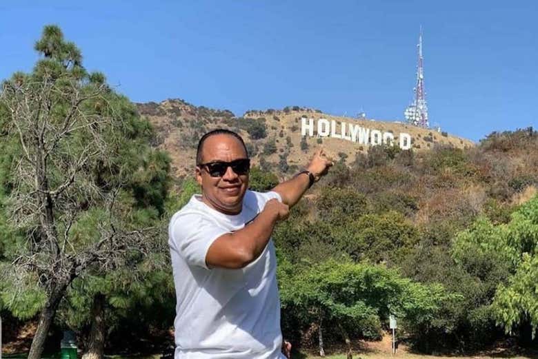 Posando com a placa de Hollywood