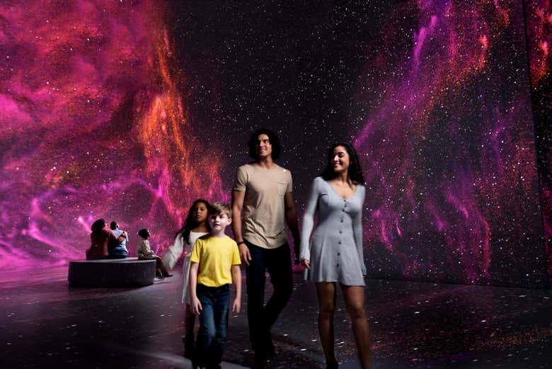 Una familia recorriendo la exposición Space