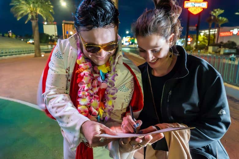 Firmando el certificado de la boda Elvis en Las Vegas