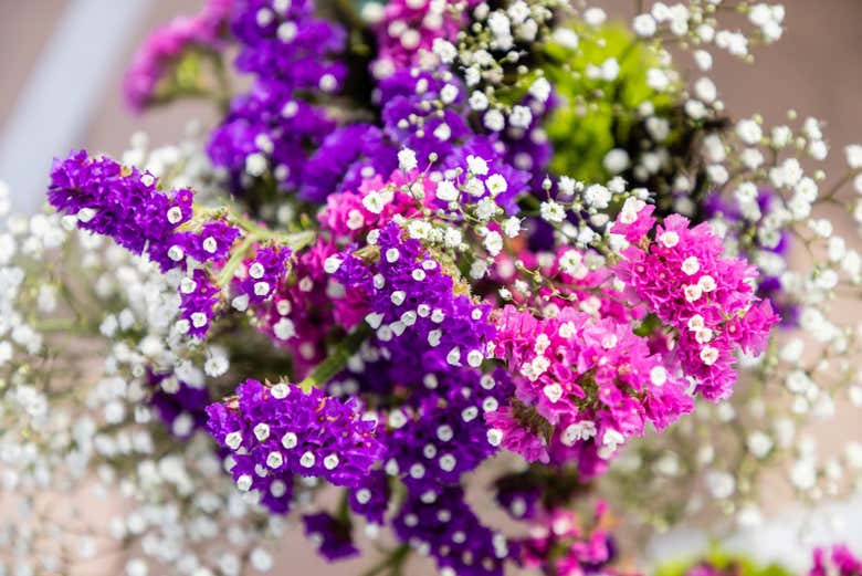 Um ramo de flores decorando a capela