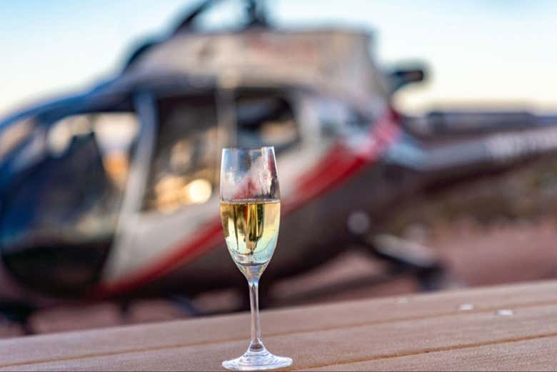 Portez un toast avec une coupe de champagne