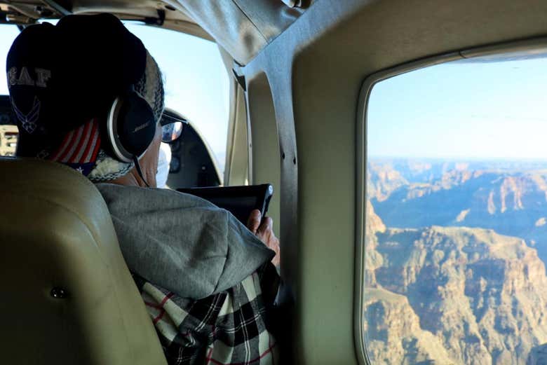 Tomando fotografías desde el interior de la avioneta