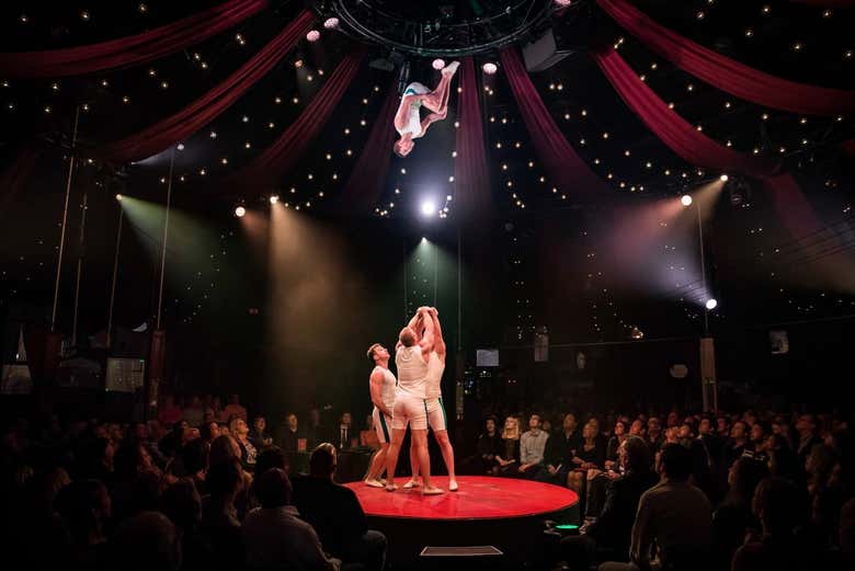 Un grupo de acróbatas durante el espectáculo