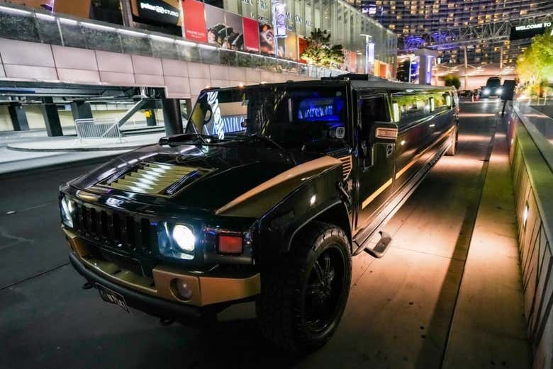 Limusina lista para recorrer Las Vegas de noche