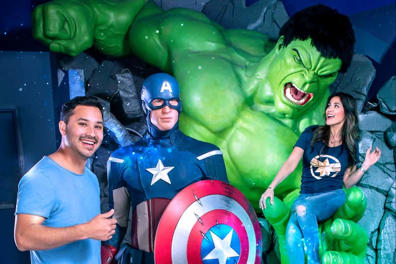 Posando junto de personagens da Marvel