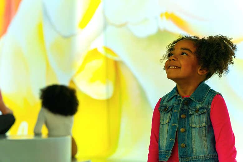 Una niña descubriendo la exposición