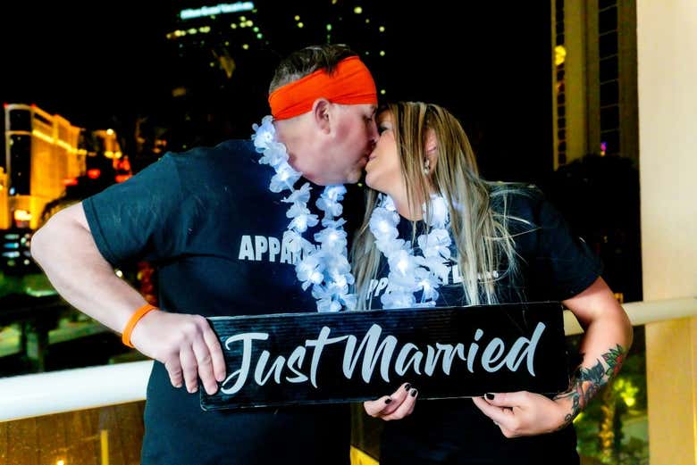 El primer beso como recién casados por Elvis