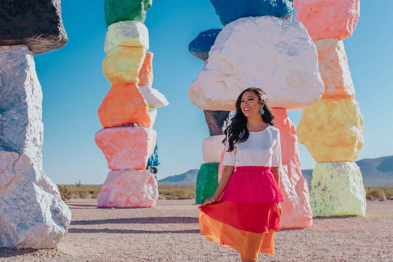 Posando frente a las Seven Magic Mountains