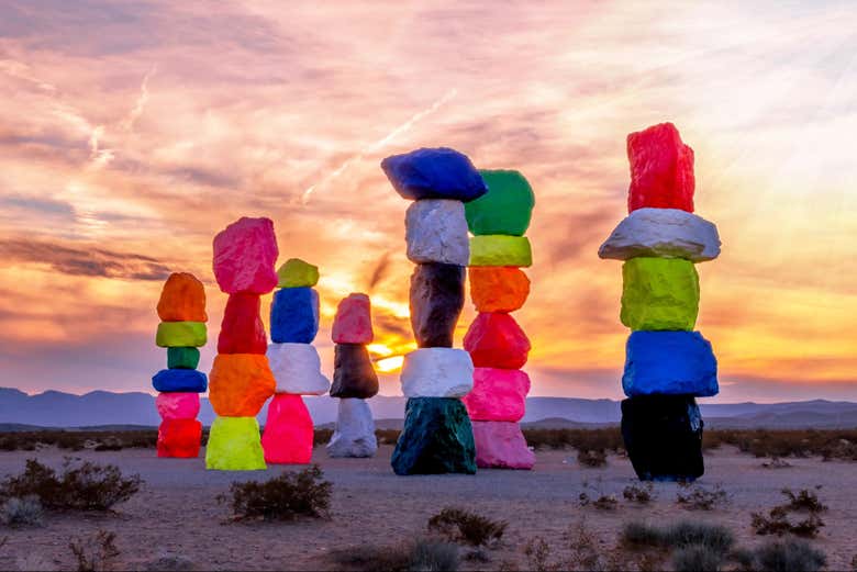 Admirad el colorido arte de Ugo Rondinone en el desierto