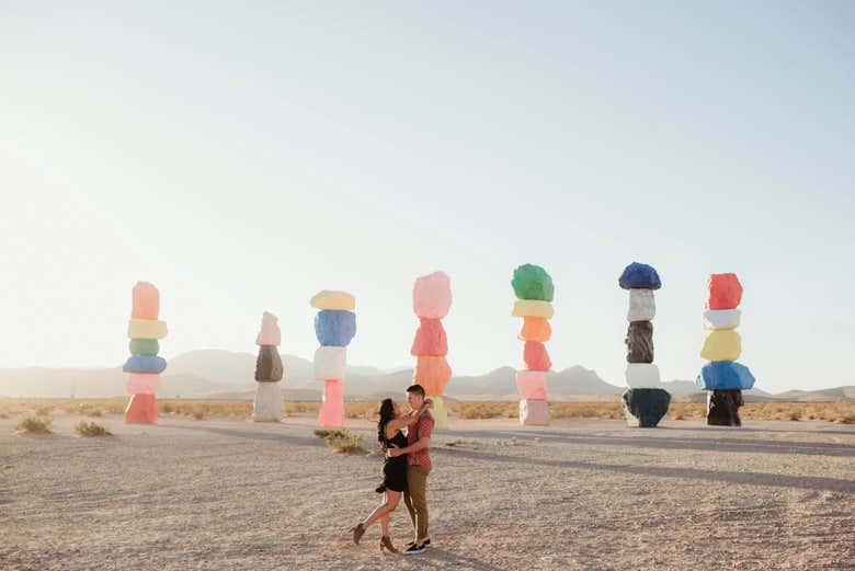 Contemplad el contraste del arte neón en medio del desierto