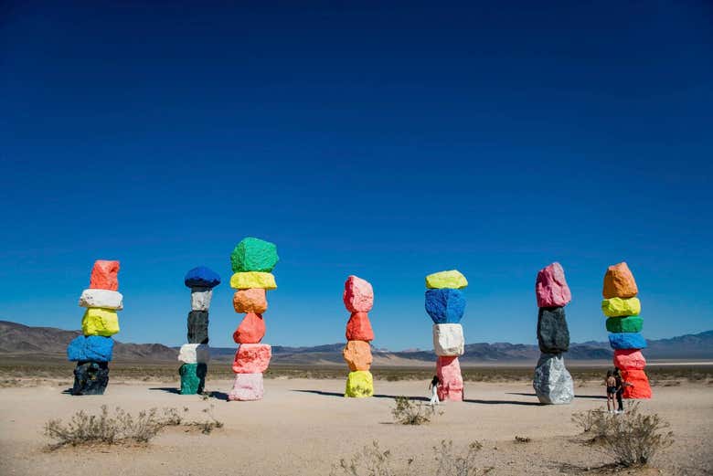 La famosa instalación artística de Seven Magic Mountains