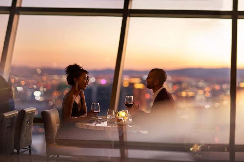Jantar em casal no The Strat Observation Deck
