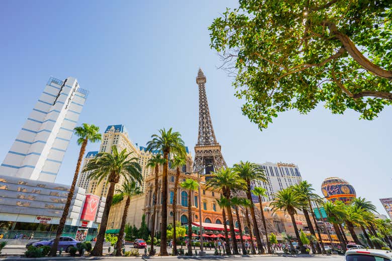 Torre Eiffel entre os hotéis-cassino de Las Vegas