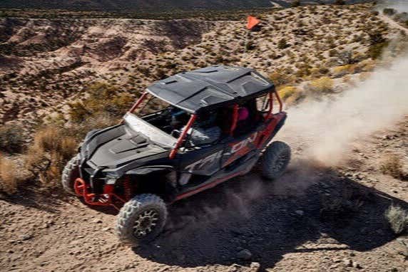 Buggy traversant un sentier dans le désert