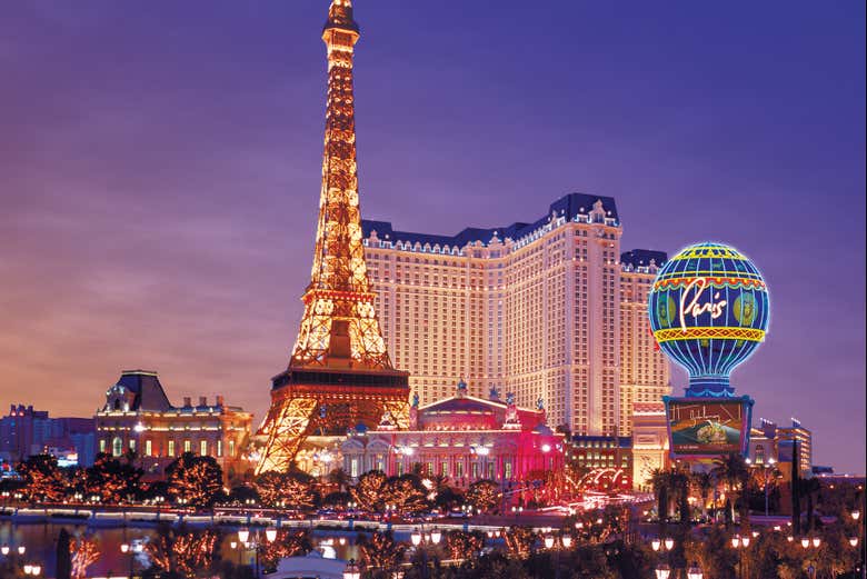 A Torre Eiffel brilha na noite de Las Vegas