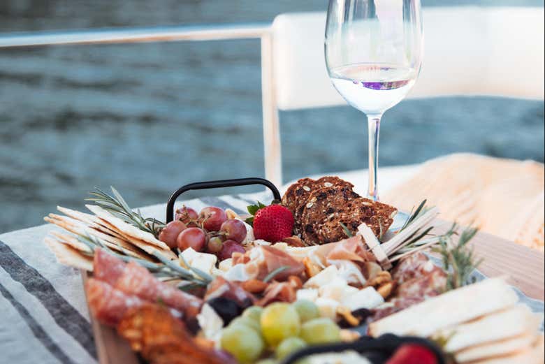 Tomando el aperitivo en el barco