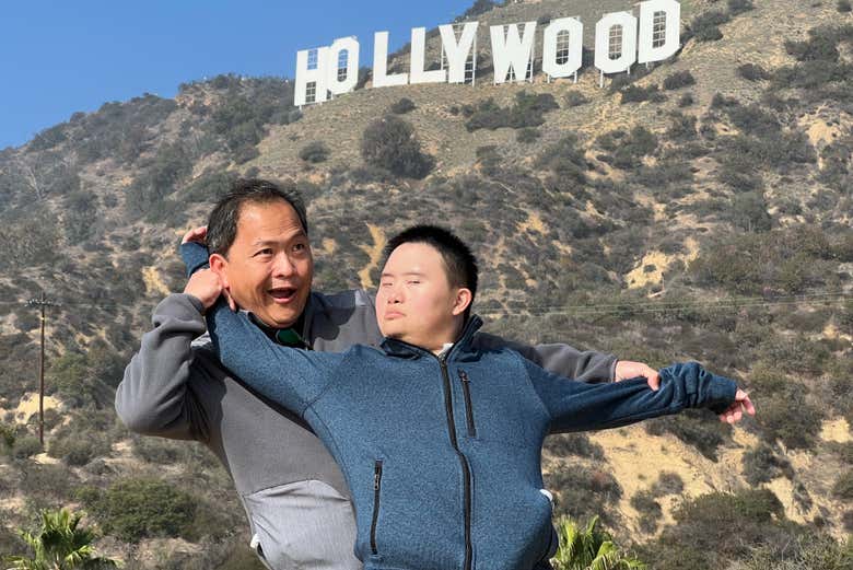 Una familia durante caminata al cartel de Hollywood
