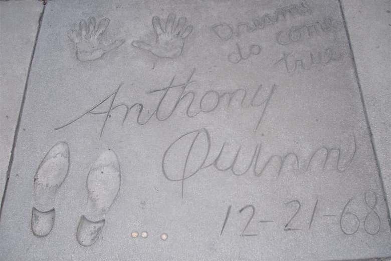 Huellas de las manos y los pies del actor Anthony Quinn