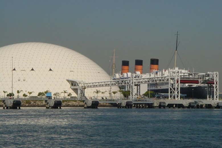 A cúpula Spruce Goose ao lado do Queen Mary