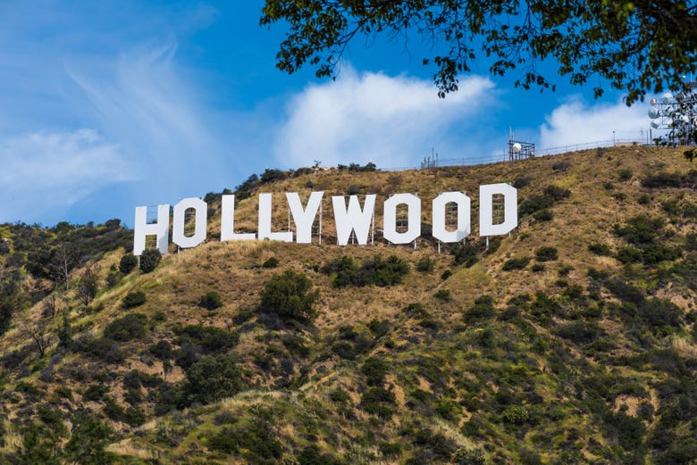 Admirando el famoso cartel de Hollywood