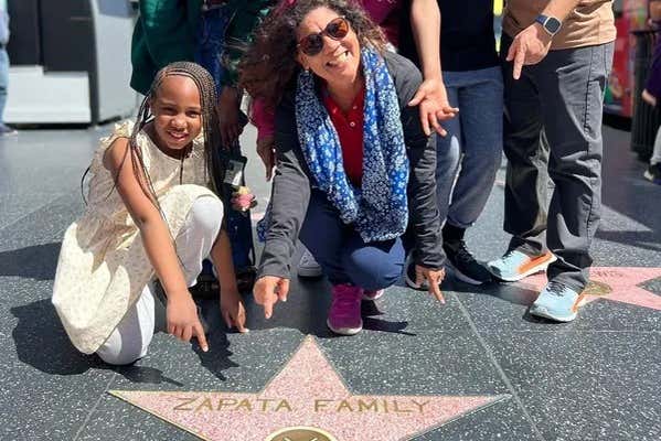 Uma família posando ao lado de sua estrela