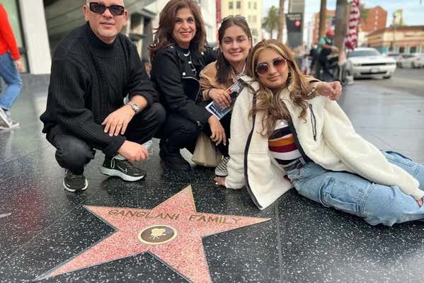 Uma família posando com uma estrela da Calçada da Fama