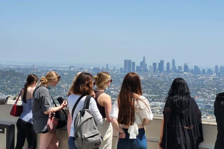 Jóvenes contemplando las vistas desde el Observatorio