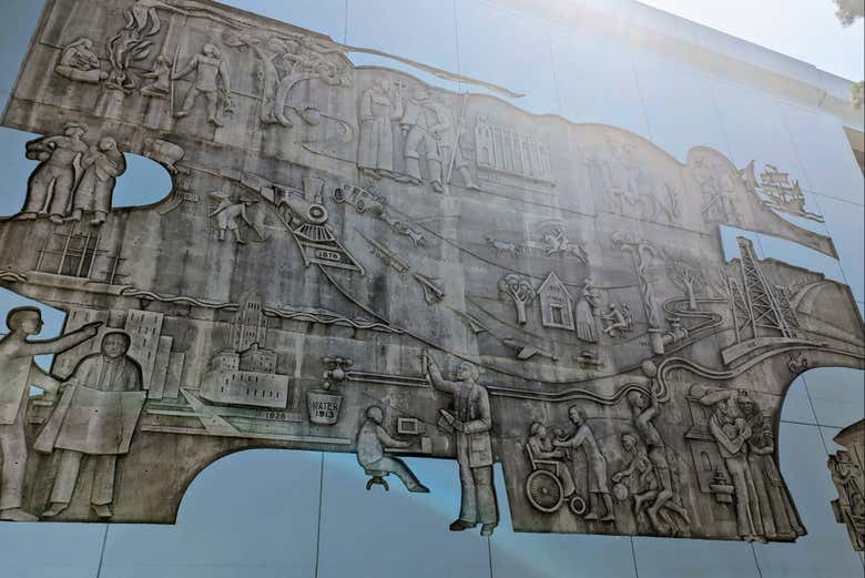 Um mural retratando o passado de Los Angeles