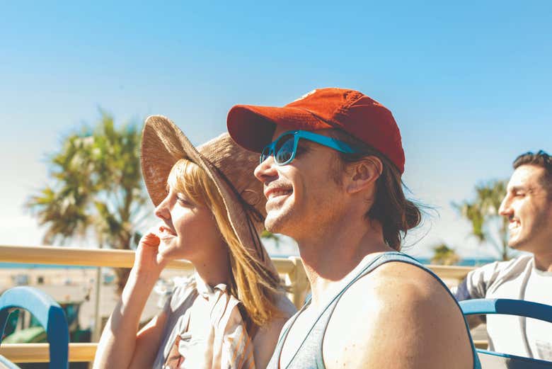 Una pareja a bordo del autobús turístico de Los Ángeles