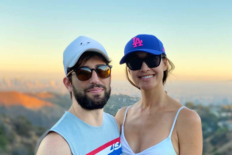 Una pareja disfrutando de una ruta de senderismo
