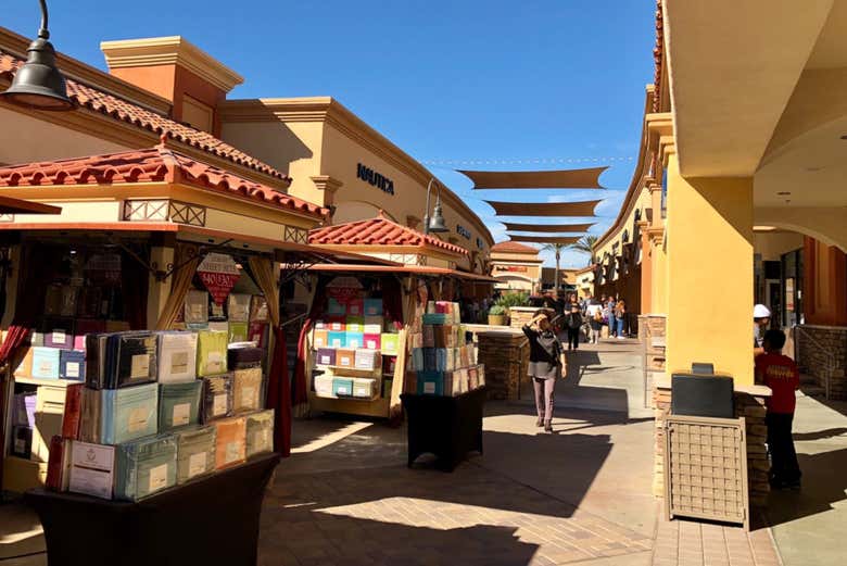 Palm Springs + Outlet Shopping Trip from Los Angeles