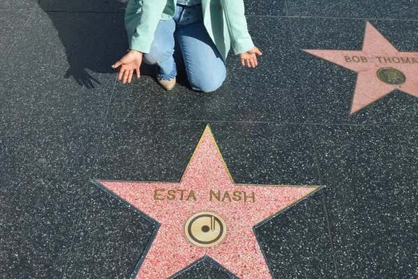 Apontando a estrela personalizada da Calçada da Fama