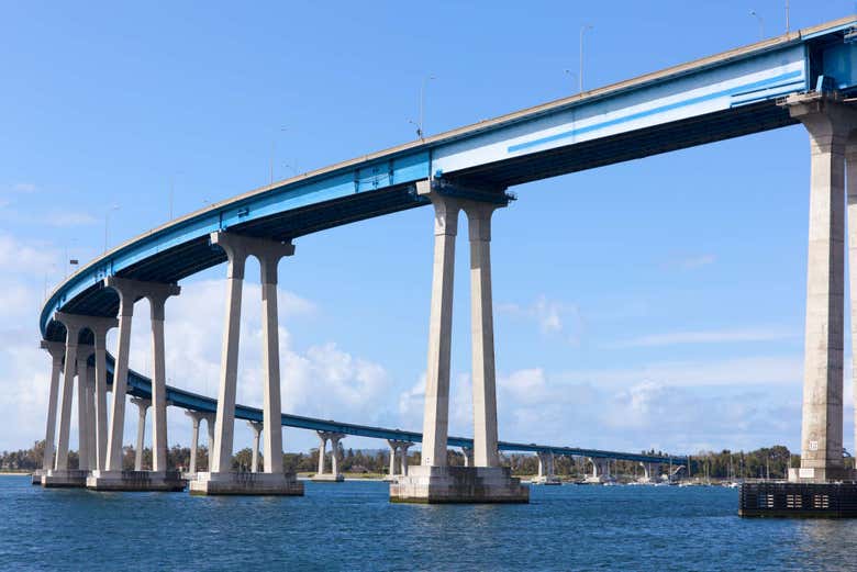 Puente que conecta San Diego y la Isla de Coronado