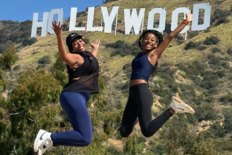 Saltando ante el cartel de Hollywood