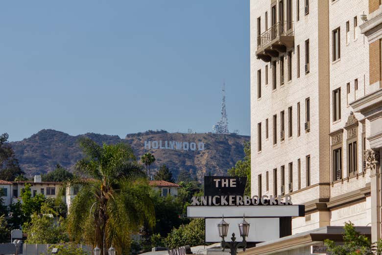 The Knickerbocker Hotel bajo el letrero de Hollywood