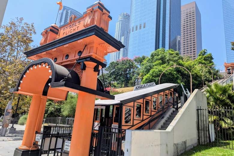 Veremos o bonde de Los Angeles passar pelos arranha-céus